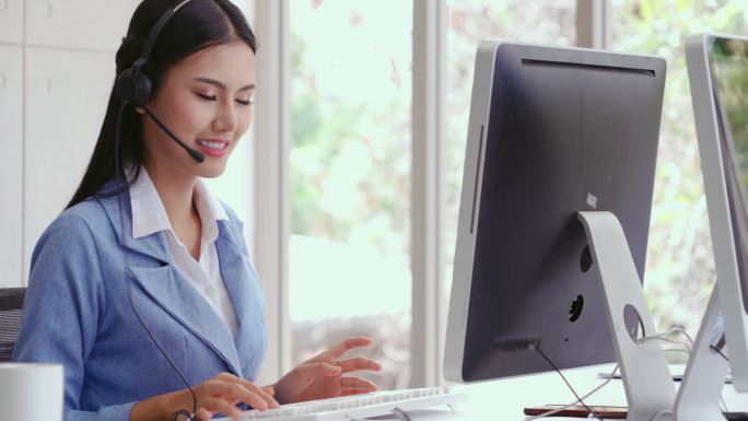 呼叫中心客服使用耳机与客户通话。