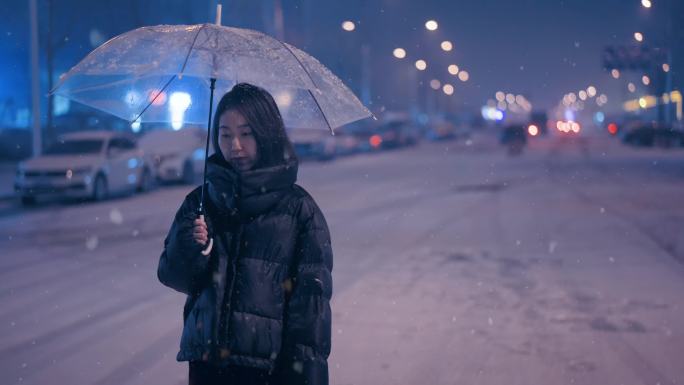 下雪的夜晚孤独一人