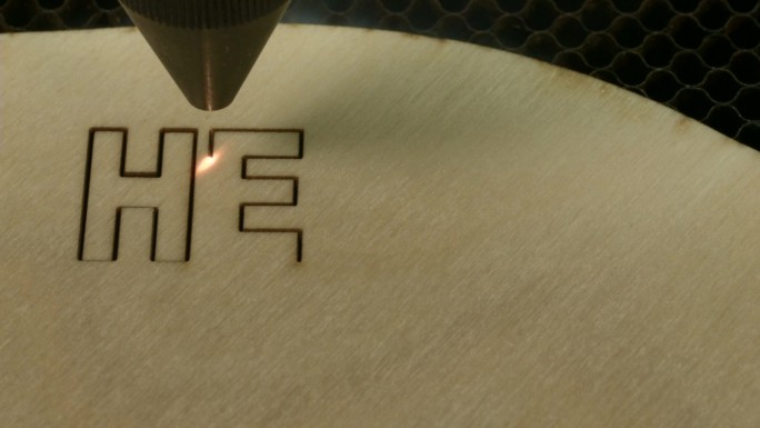 激光切割木材显示“你好”