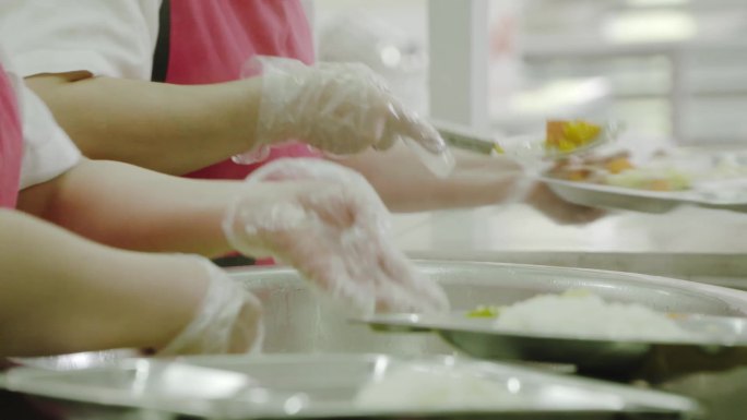 学校饭堂阿姨打饭分饭食物学校餐饮学校伙食