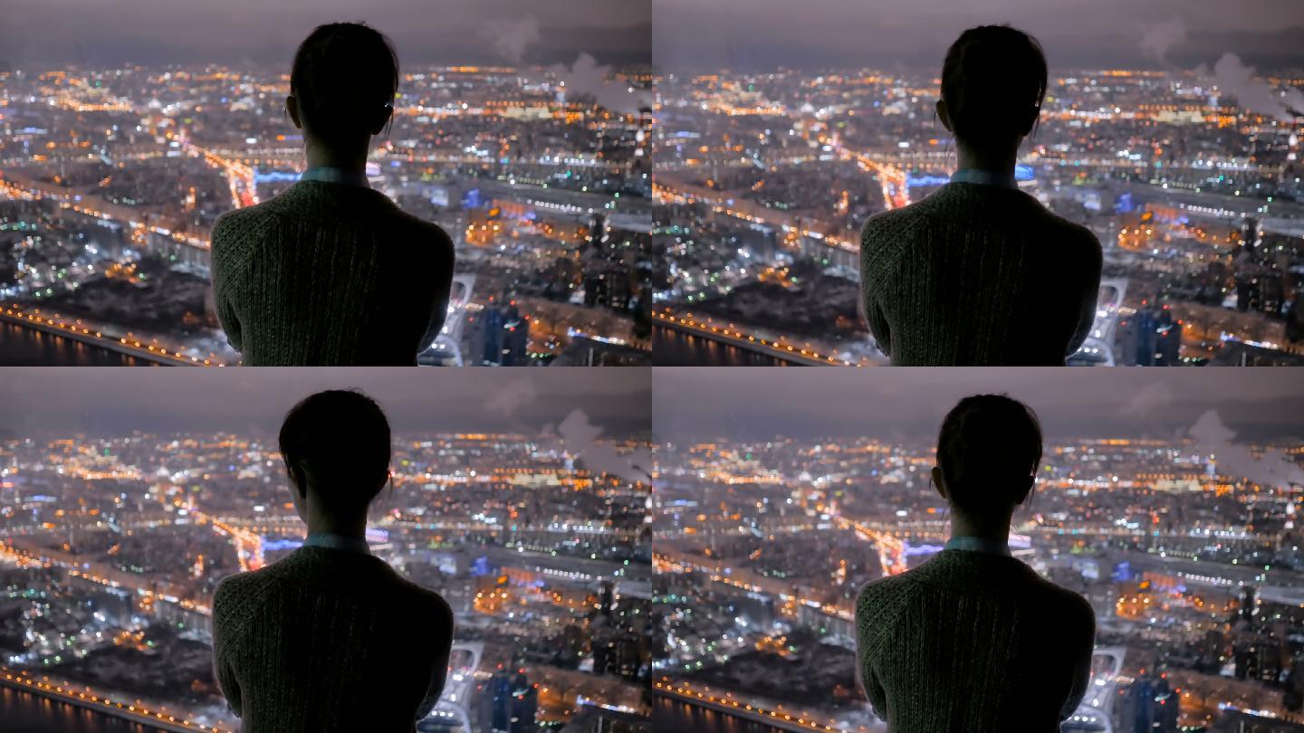 沉思的女人从摩天大楼上看城市夜景