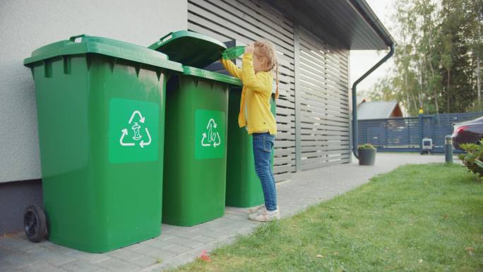 扔垃圾的小女孩可爱女孩环保绿色垃圾分类