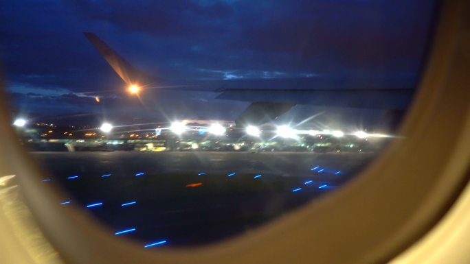 夜间飞机上的窗景飞行