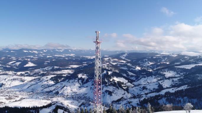 无线电通讯塔山顶信号基站雪后维修农村航拍