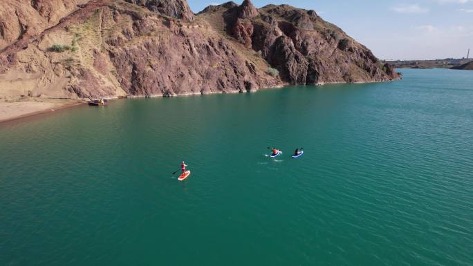 一群人在湖里划水竞技比赛户外划船划船比赛