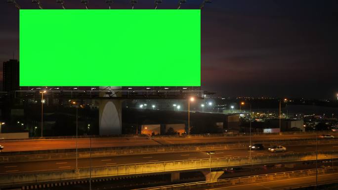 泰国曼谷黄昏时分高速公路上的绿色广告牌。