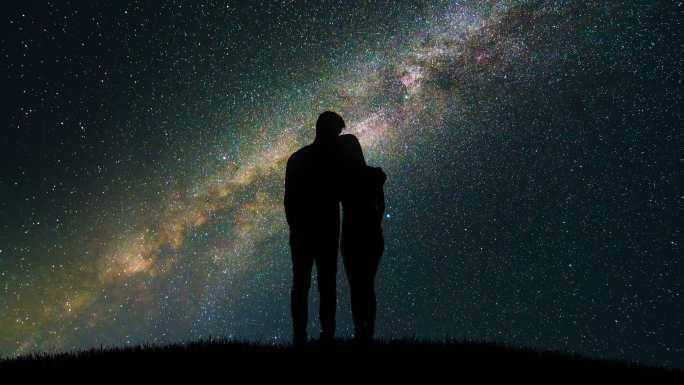 这对情侣在星空背景下拥抱
