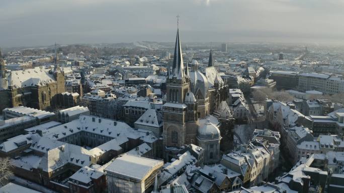 德国亚琛德国亚琛城市风光教堂建筑冬天雪景