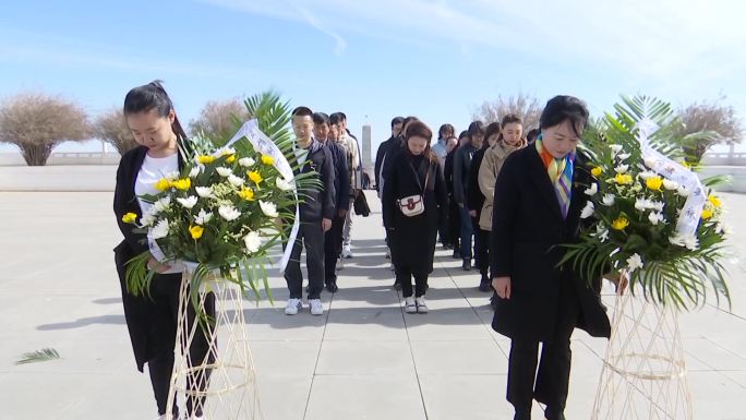 清明节社会各界人士向烈士纪念碑献花祭奠