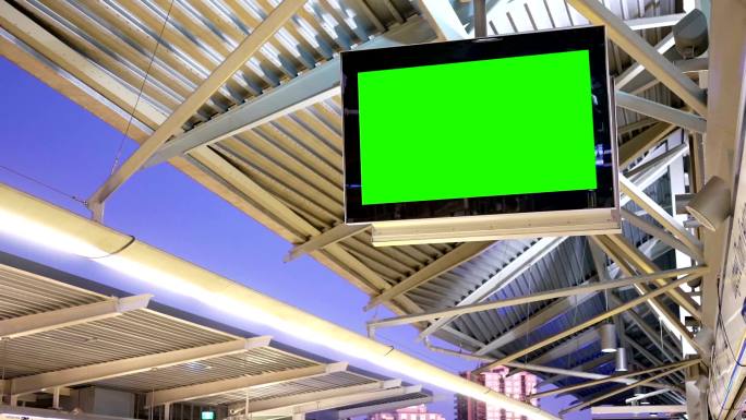 站台上显示绿色屏幕的电视