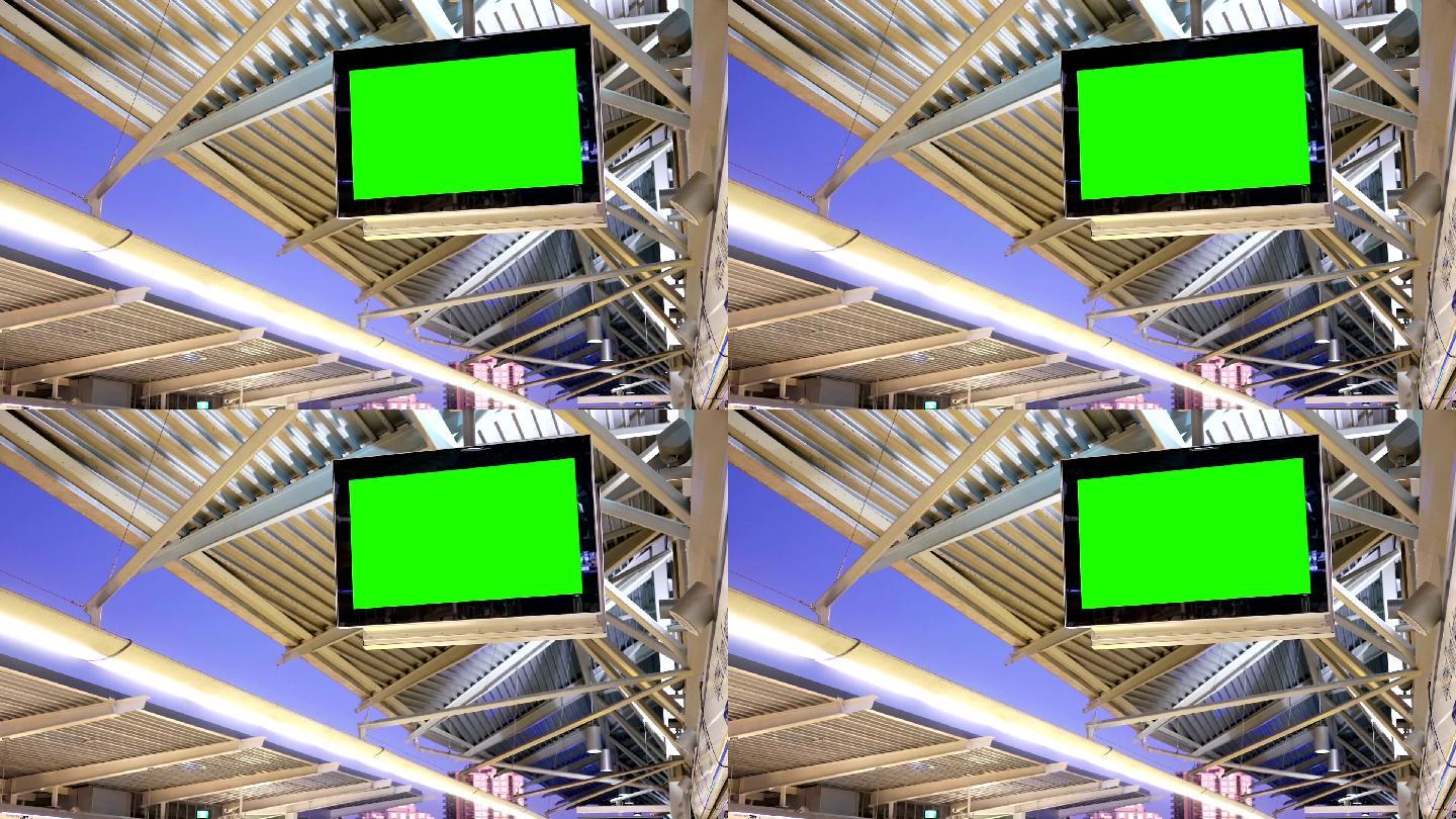 站台上显示绿色屏幕的电视