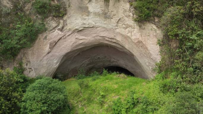 一个大洞穴入口