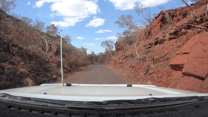 在西澳大利亚皮尔巴拉开车的视角。