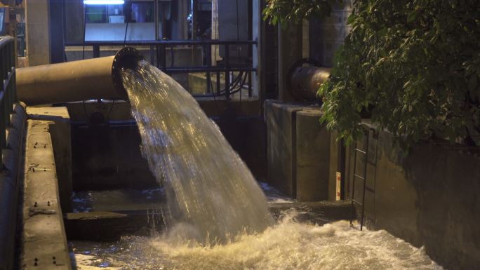 排水管污水从工厂排放到河流中