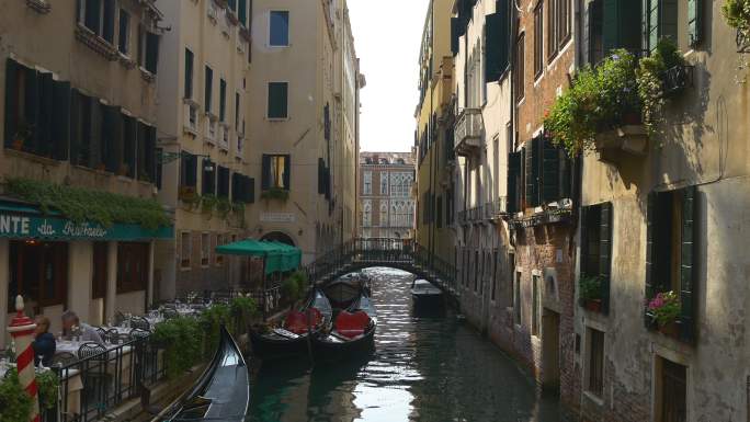 意大利夏日威尼斯城著名的狭窄运河街餐厅