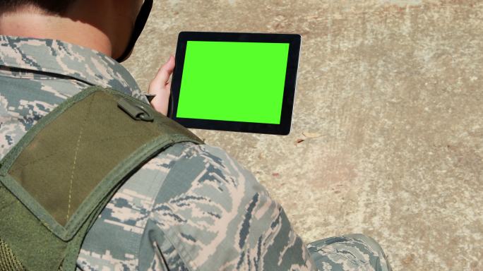 军人在训练演习中使用数字平板电脑