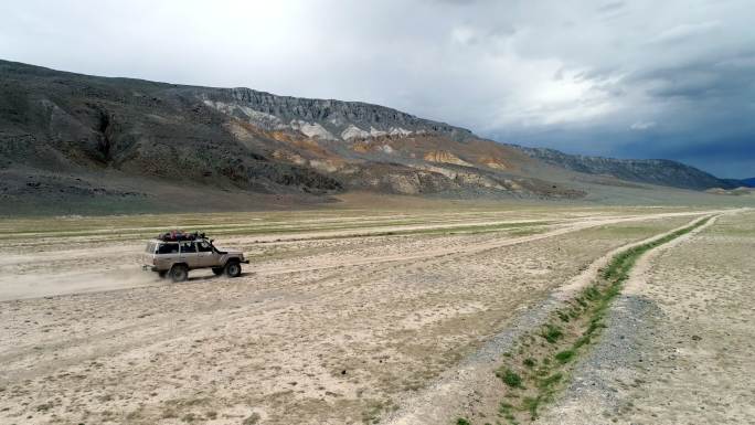 阿勒泰山沙地赛道上行驶的车