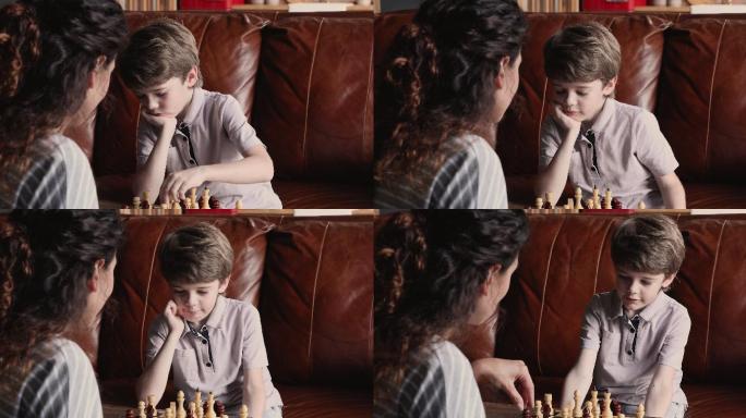 小男孩和妈妈玩国际象棋