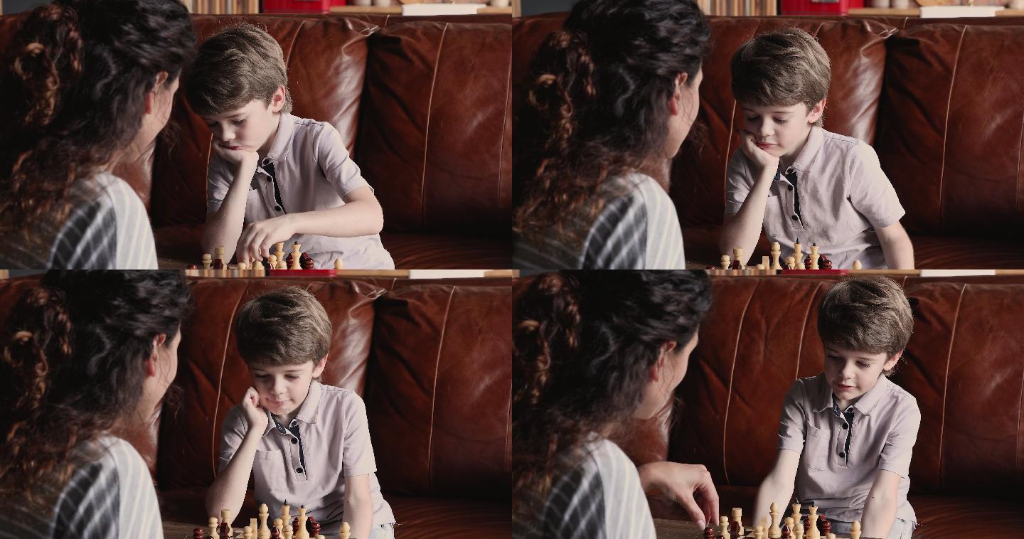 小男孩和妈妈玩国际象棋
