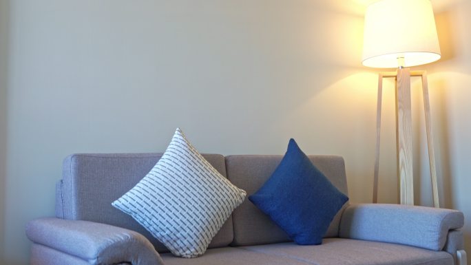 沙发枕头配电灯装饰客厅内部