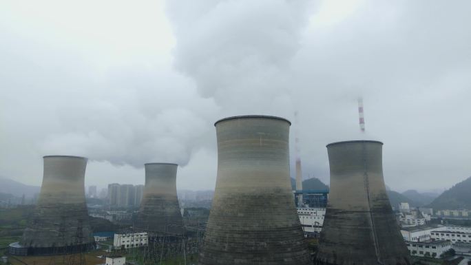 火力发电厂大烟囱浓烟滚滚大气污染环境治理