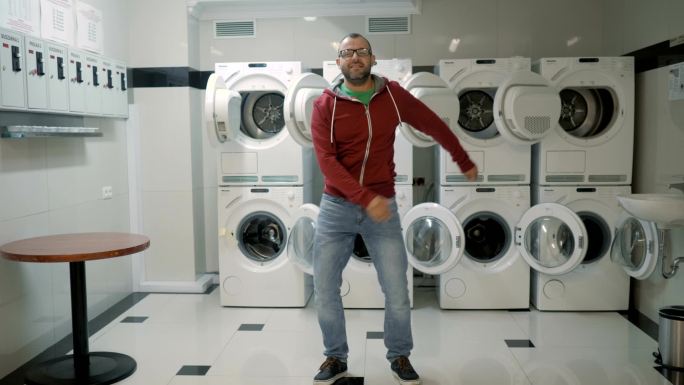 在洗衣房跳舞的男人