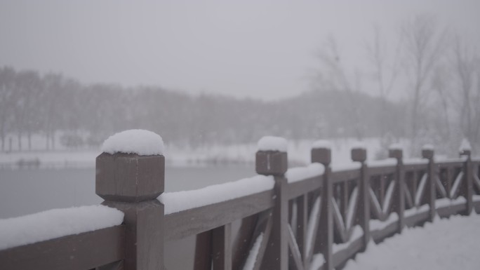 雪中河边木桥