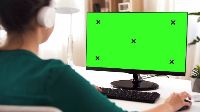绿色屏幕的电脑绿屏抠像办公背影侧脸