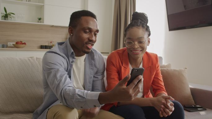一对夫妇通过智能手机与朋友进行视频通话