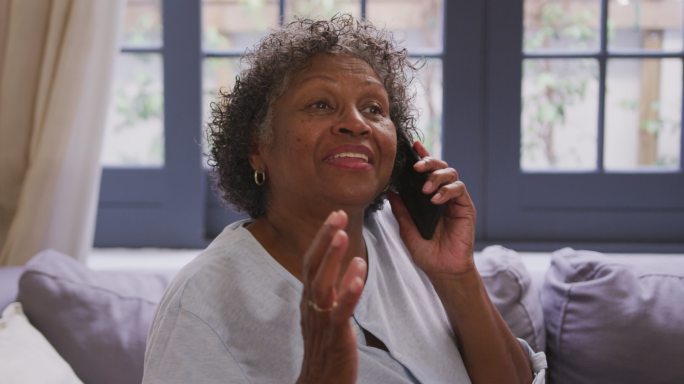 女性使用智能手机语音通话打电话中年妇女