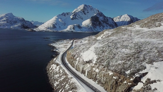 俯瞰欧洲挪威罗弗敦岛冬季的道路