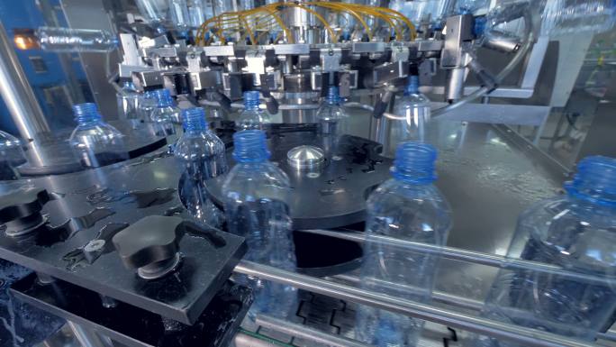 蓝色塑料瓶工厂罐装瓶装包装自动化