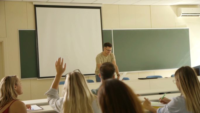大学生在课堂上讲课