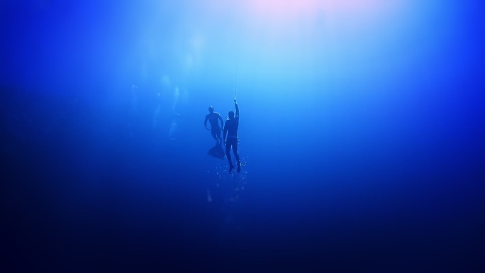 在埃及红海蓝洞自由潜水员沿着绳索上升