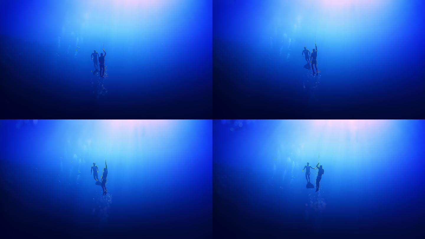 在埃及红海蓝洞自由潜水员沿着绳索上升