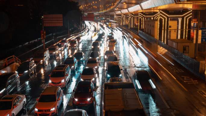 雨天城市交通延时 下班早高峰川流的汽车