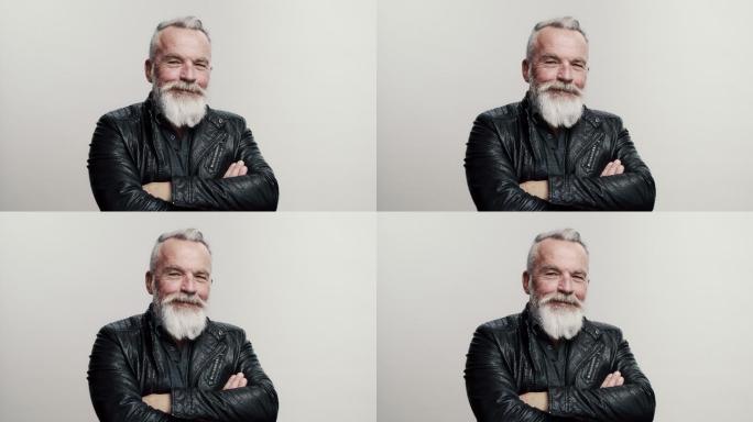 面带微笑的老人