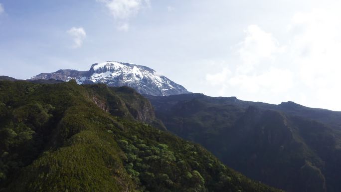 非洲大陆最高的山峰——乞力马扎罗