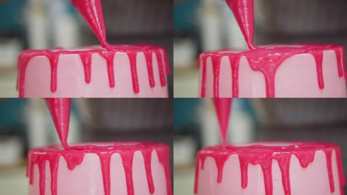 用浆果糖霜装饰手工制作的粉色奶油蛋糕