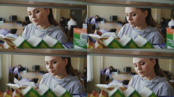 女学生站在书架旁，手里拿着一本书
