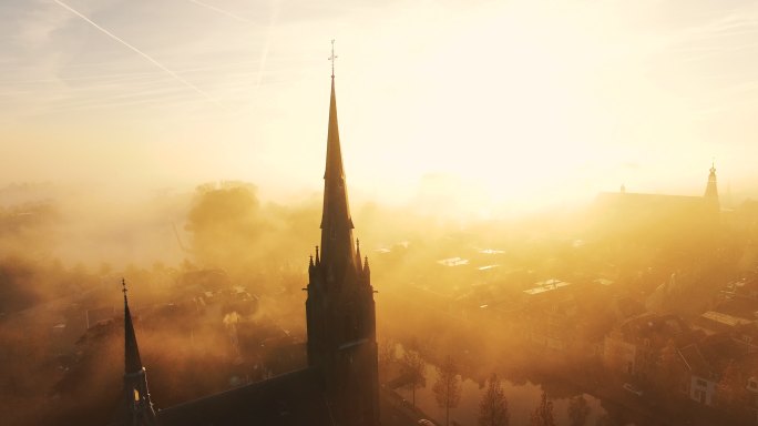 一座笼罩在雾中的教堂