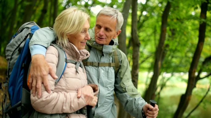 积极的老年夫妇在森林中享受旅游