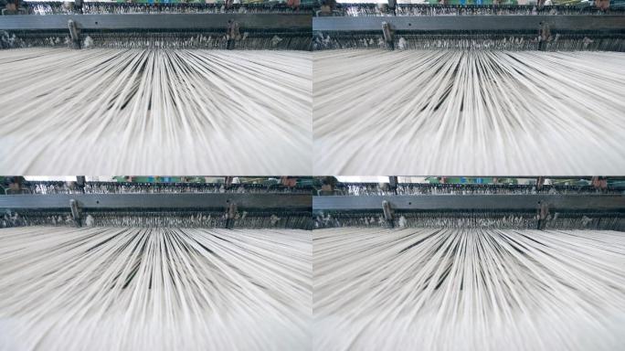 织机在工厂自动织线。