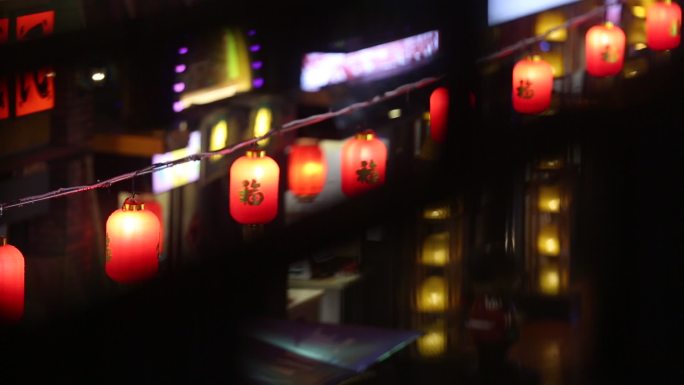 传统春节街道挂满福字红灯笼