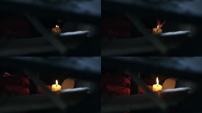 夜晚在黑暗中用火柴点燃蜡烛