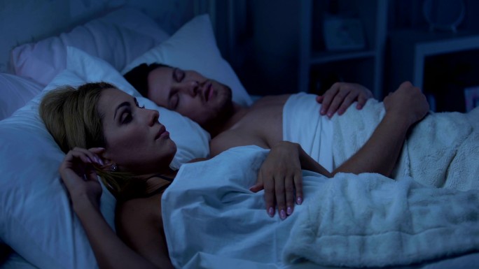 妻子与丈夫同床共枕，因打鼾而失眠