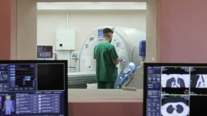 现代化癌症治疗的CT扫描室