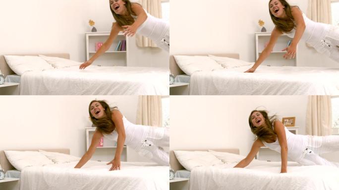 跳上床的女人开心兴奋搞怪情绪表情