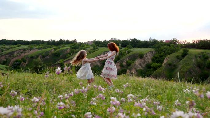 母女俩在傍晚的田野上尽情跳舞