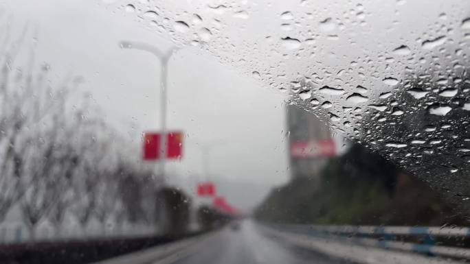 雨天开车 车窗外的雨天